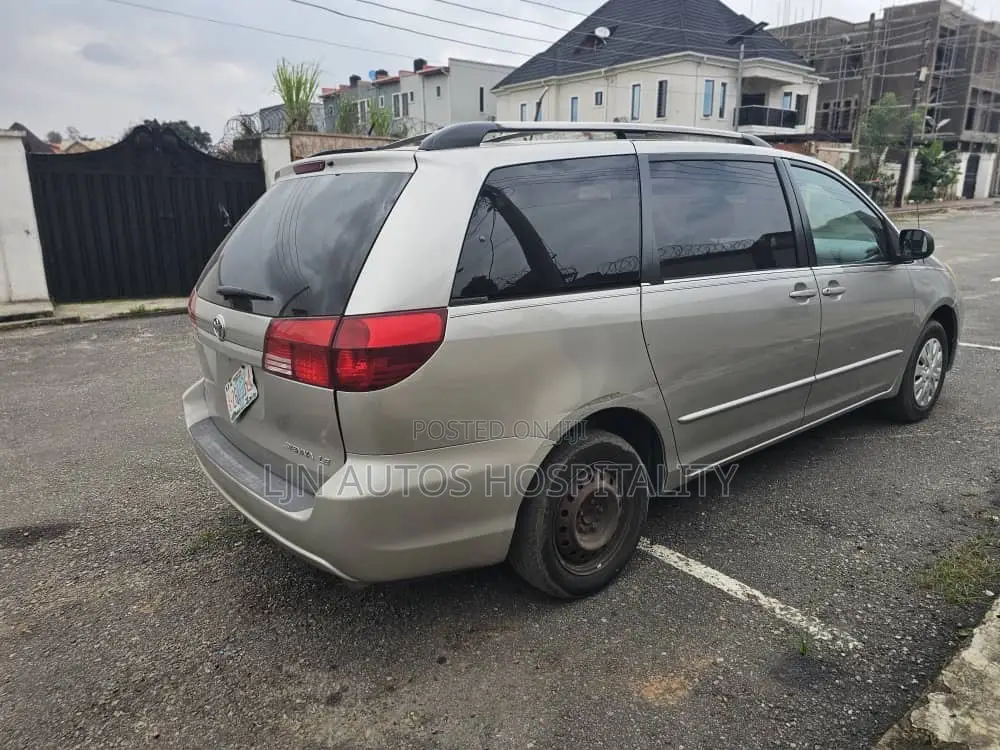 Toyota Sienna LE 2009 Gray