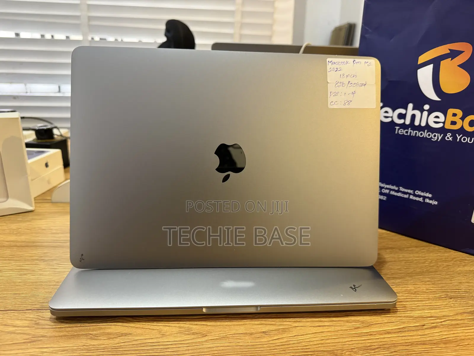 Laptop Apple MacBook Pro 2022 M2 8GB Apple M2 SSD 256GB
