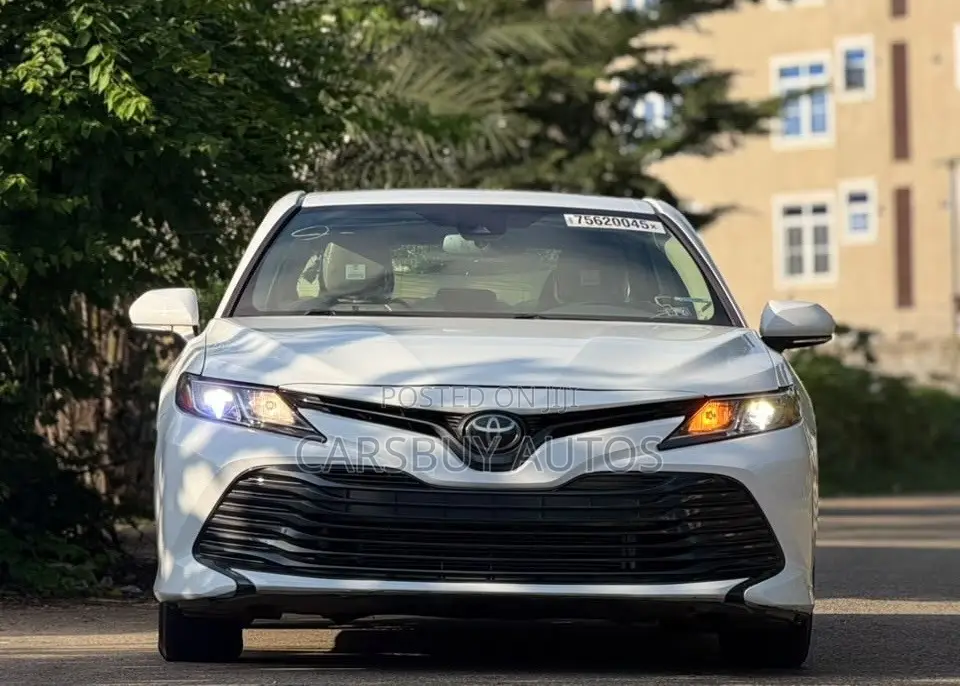 Toyota Camry LE (2.5L 4cyl 8A) 2019 White