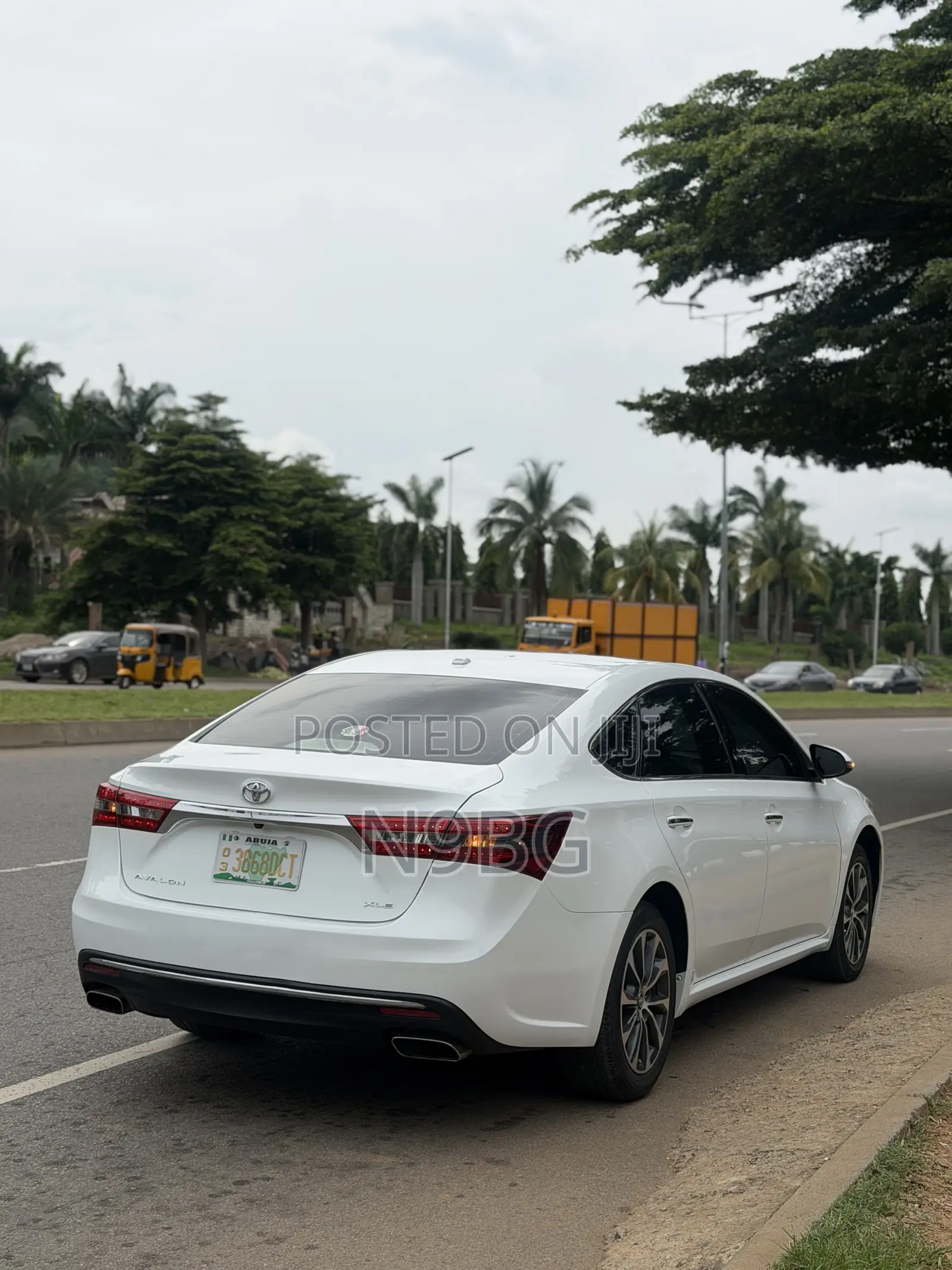 Toyota Avalon XLE FWDSedan (3.6L 6cyl 6A) 2016 White