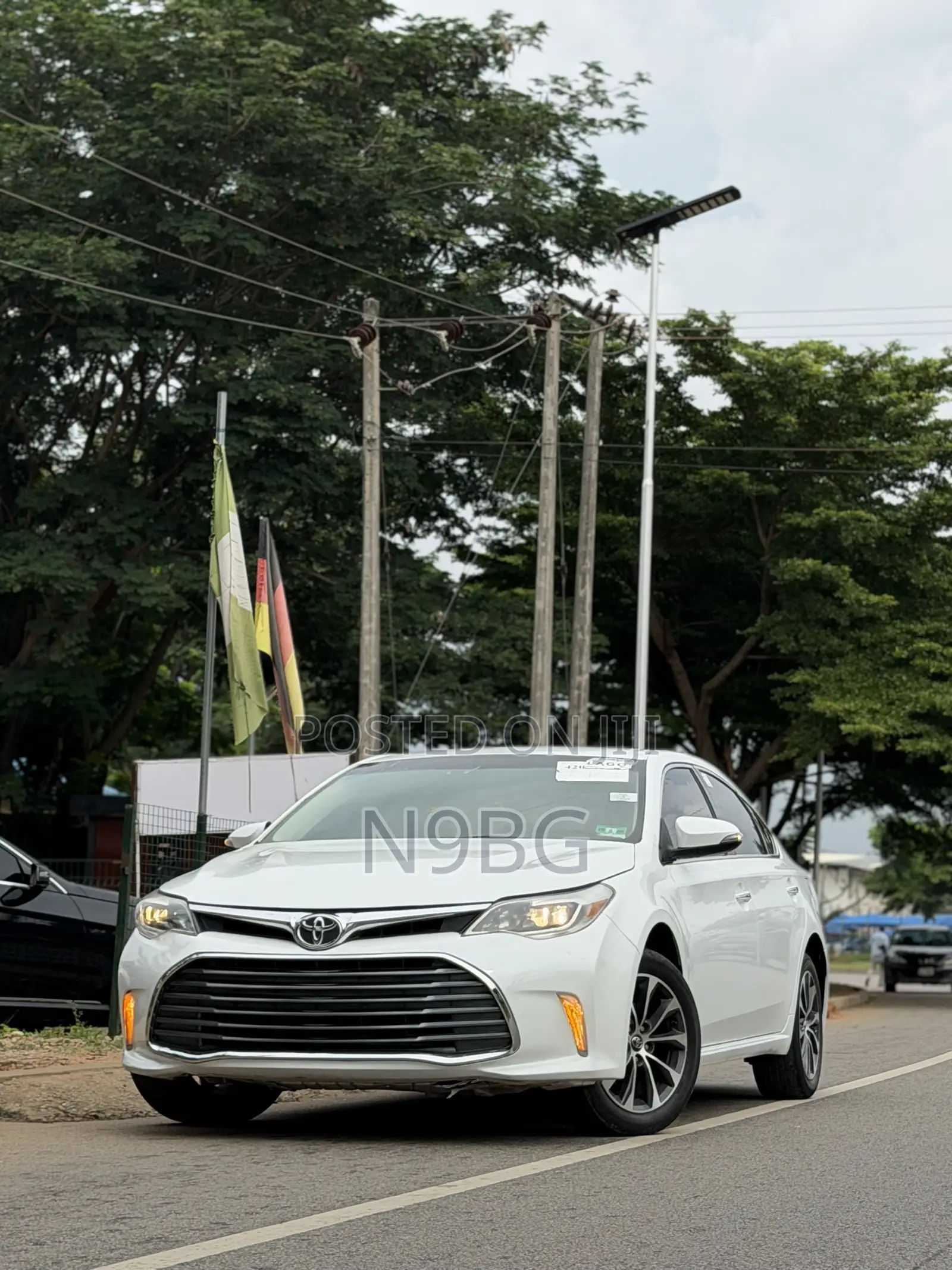 Toyota Avalon XLE FWDSedan (3.6L 6cyl 6A) 2016 White