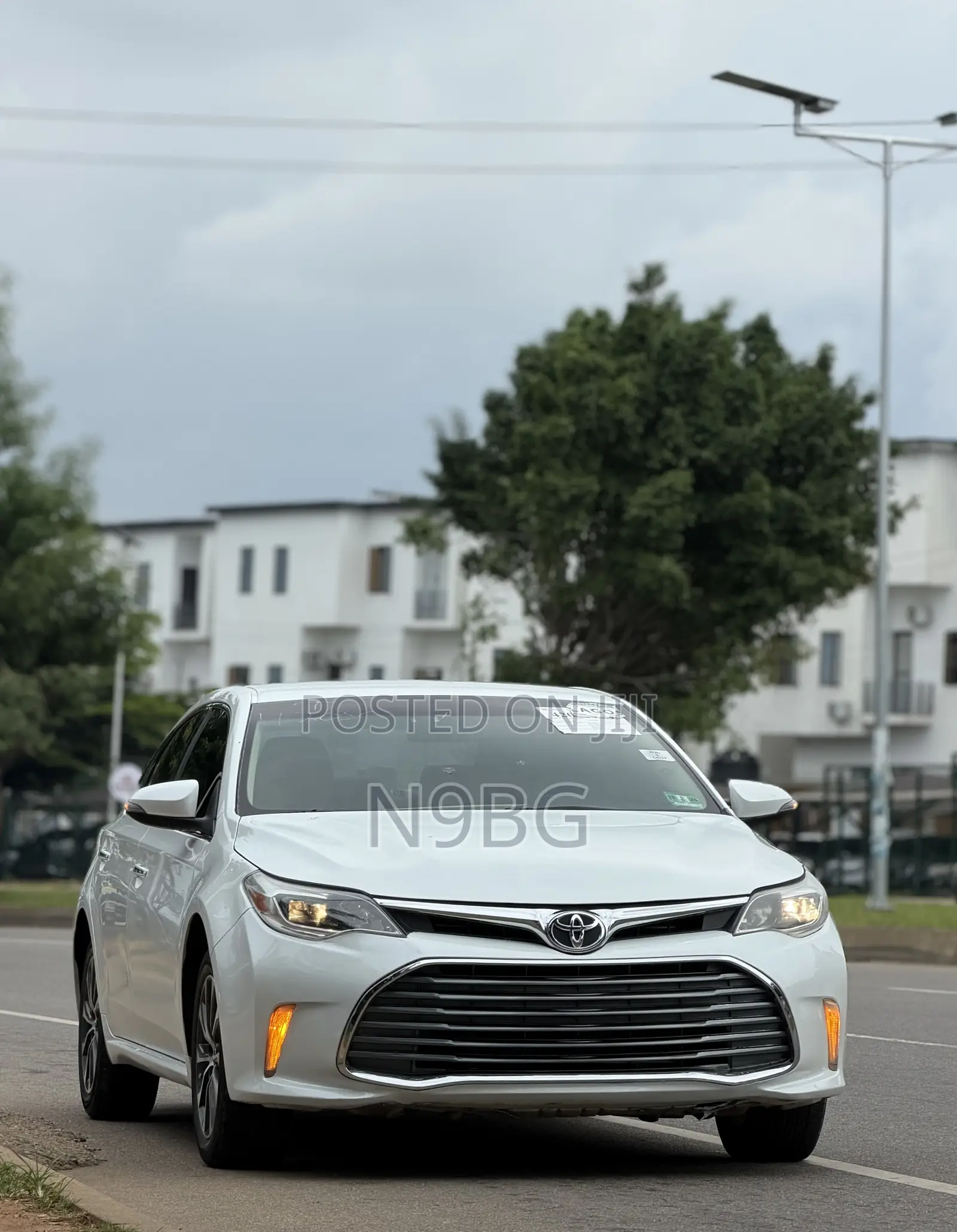 Toyota Avalon XLE FWDSedan (3.6L 6cyl 6A) 2016 White