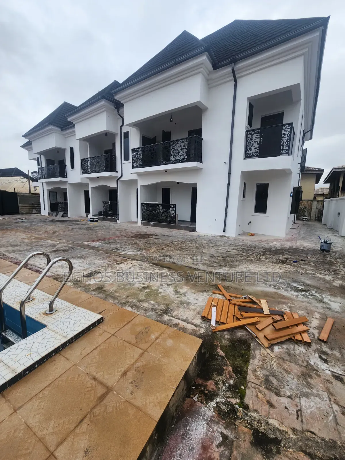 11bdrm Block of Flats in Mtn Mast Ugbor Gra, Benin City for sale