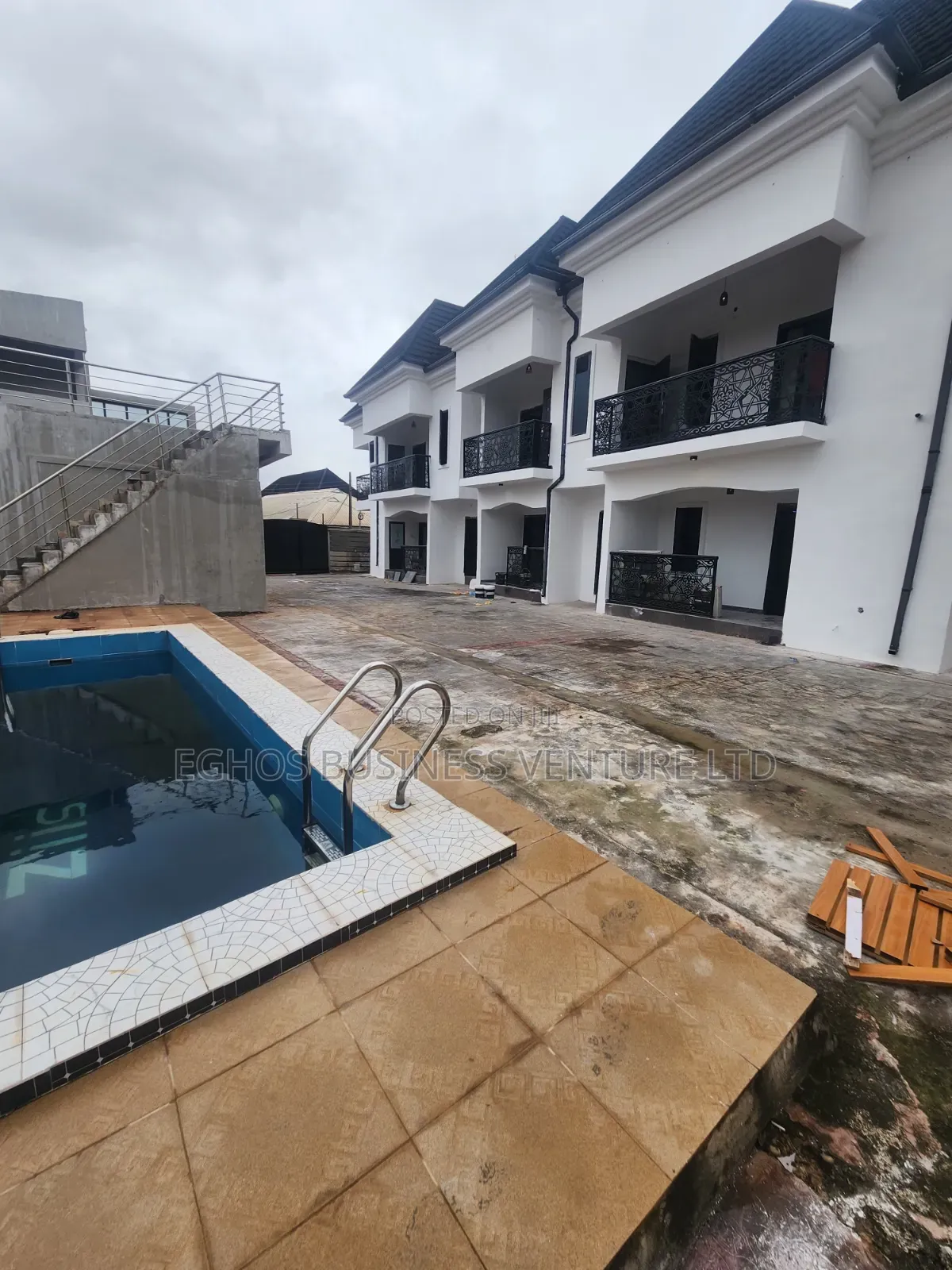 11bdrm Block of Flats in Mtn Mast Ugbor Gra, Benin City for sale