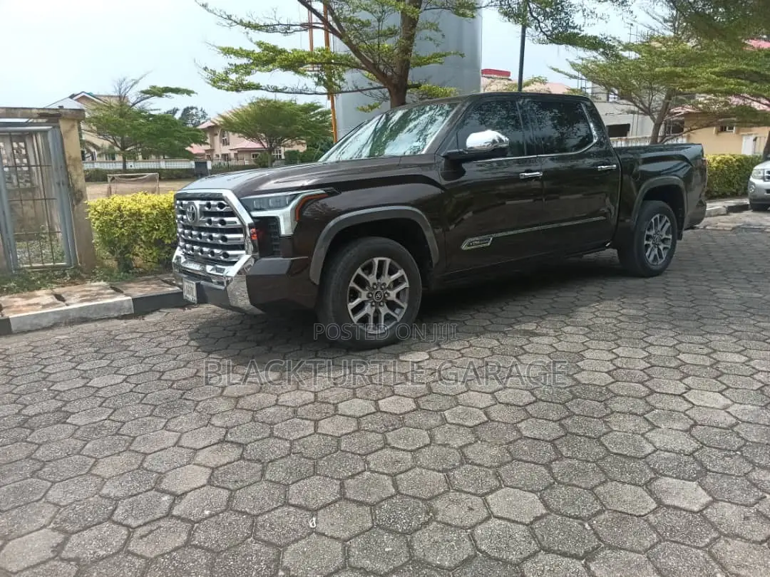 Toyota Tundra 2022 Black