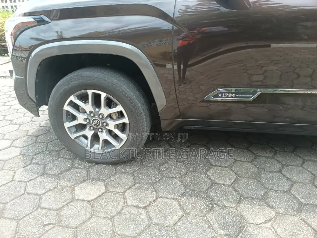 Toyota Tundra 2022 Black
