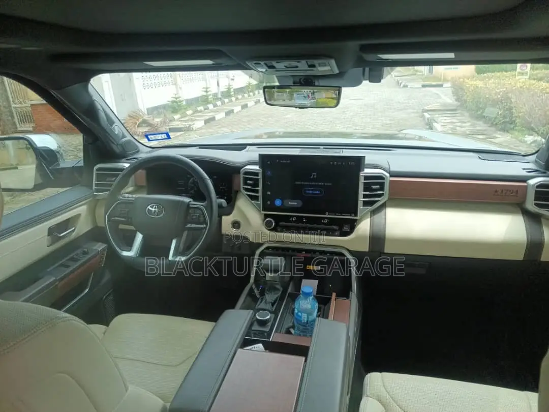 Toyota Tundra 2022 Black
