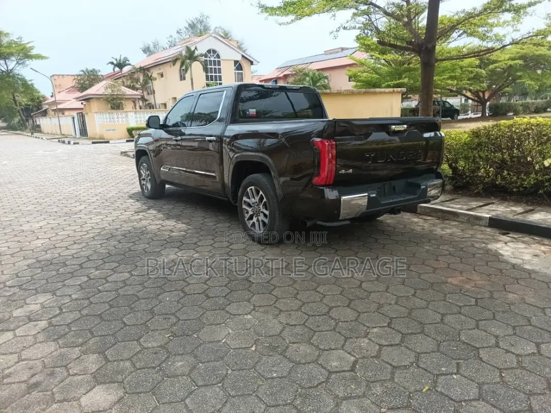 Toyota Tundra 2022 Black