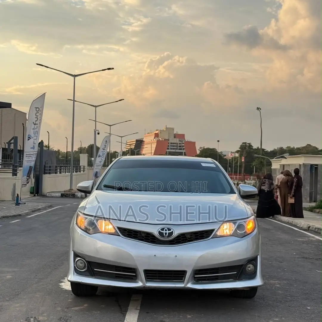 Toyota Camry SE 4dr Sedan (2.5L 4cyl 6A) 2014 Silver