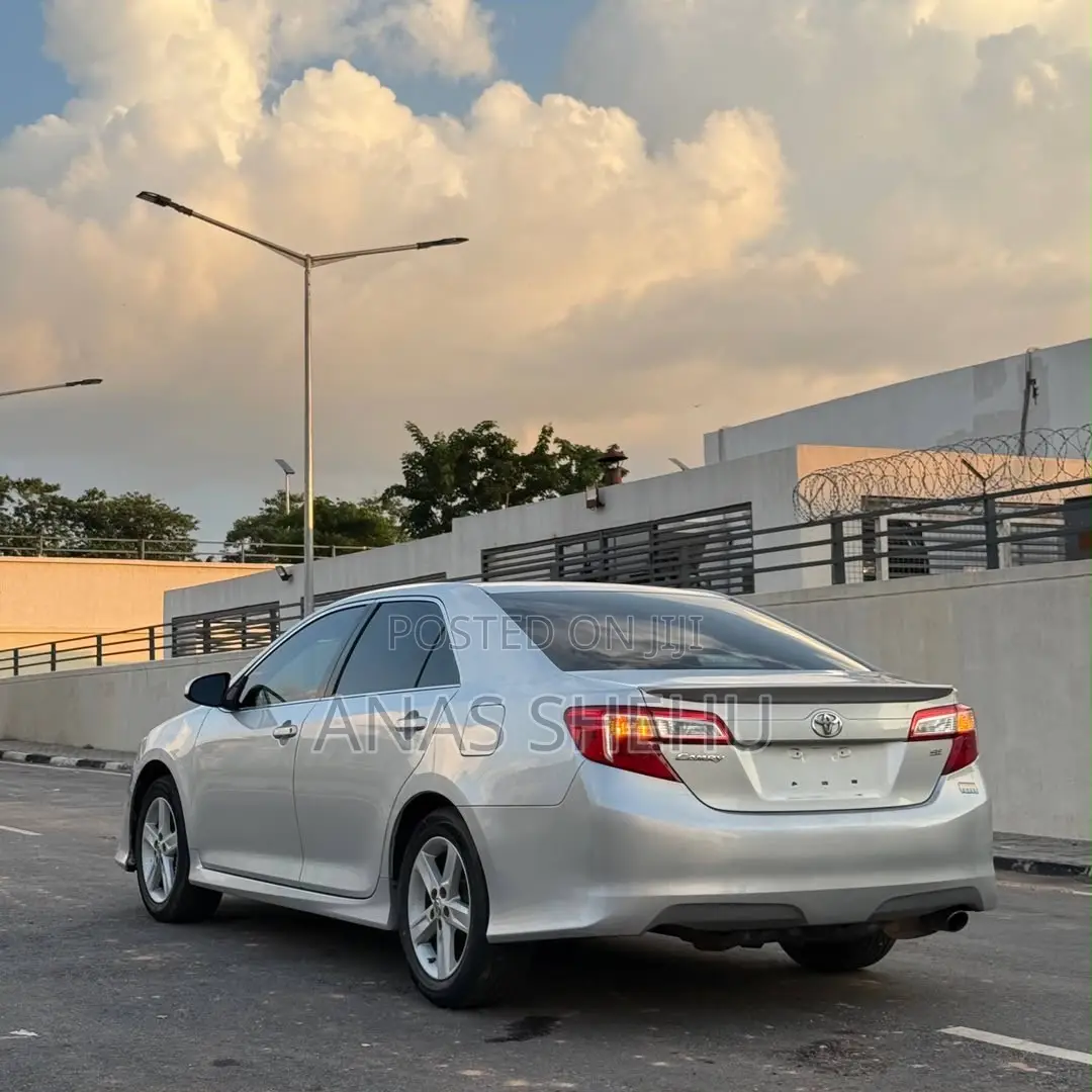 Toyota Camry SE 4dr Sedan (2.5L 4cyl 6A) 2014 Silver