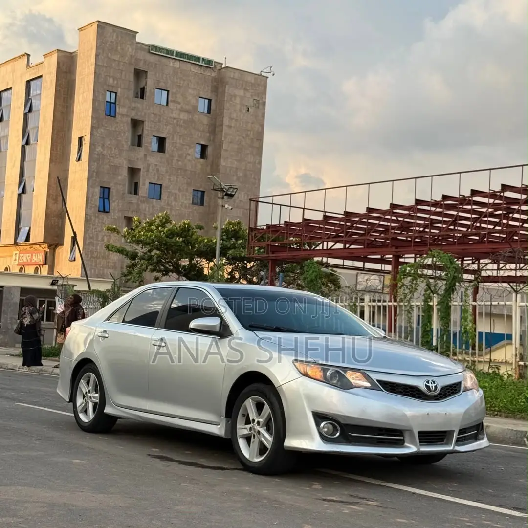Toyota Camry SE 4dr Sedan (2.5L 4cyl 6A) 2014 Silver