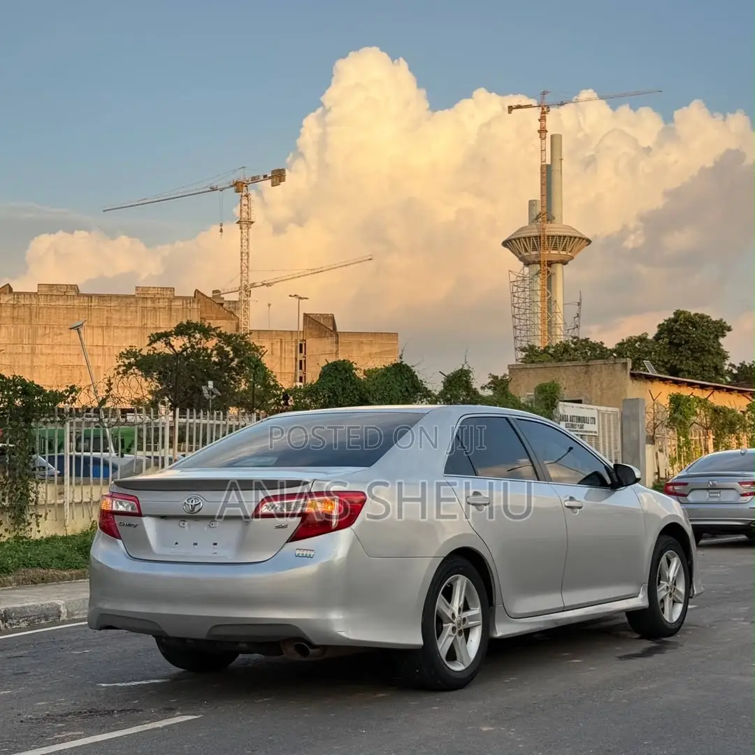 Toyota Camry SE 4dr Sedan (2.5L 4cyl 6A) 2014 Silver