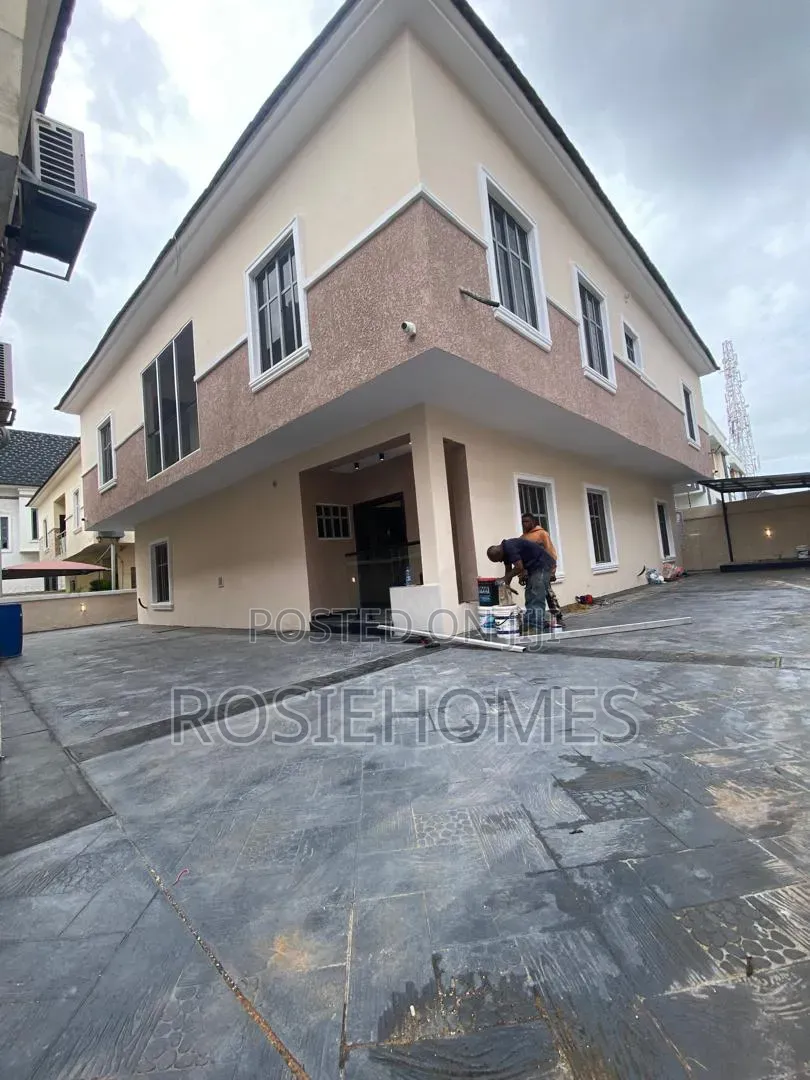 5bdrm Duplex in Chevron for sale