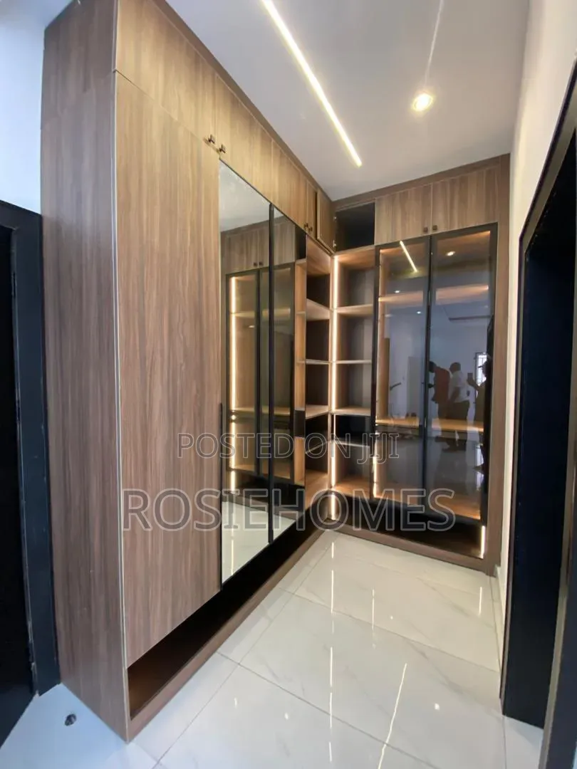 5bdrm Duplex in Chevron for sale