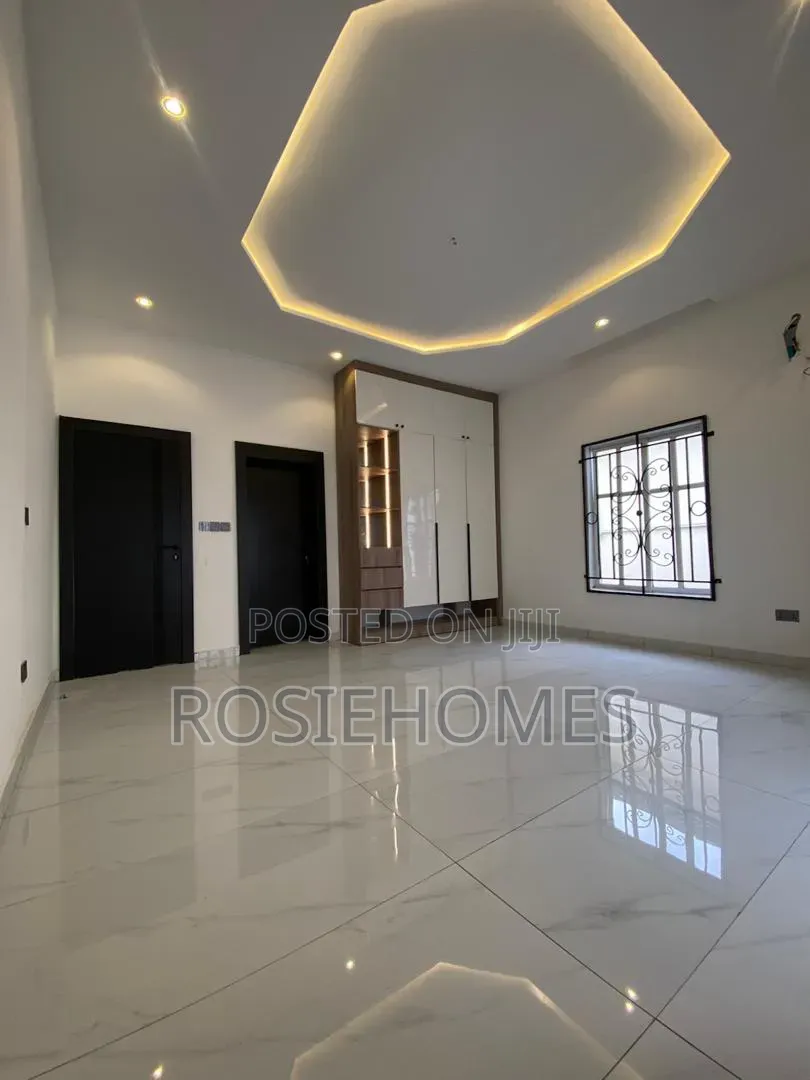 5bdrm Duplex in Chevron for sale