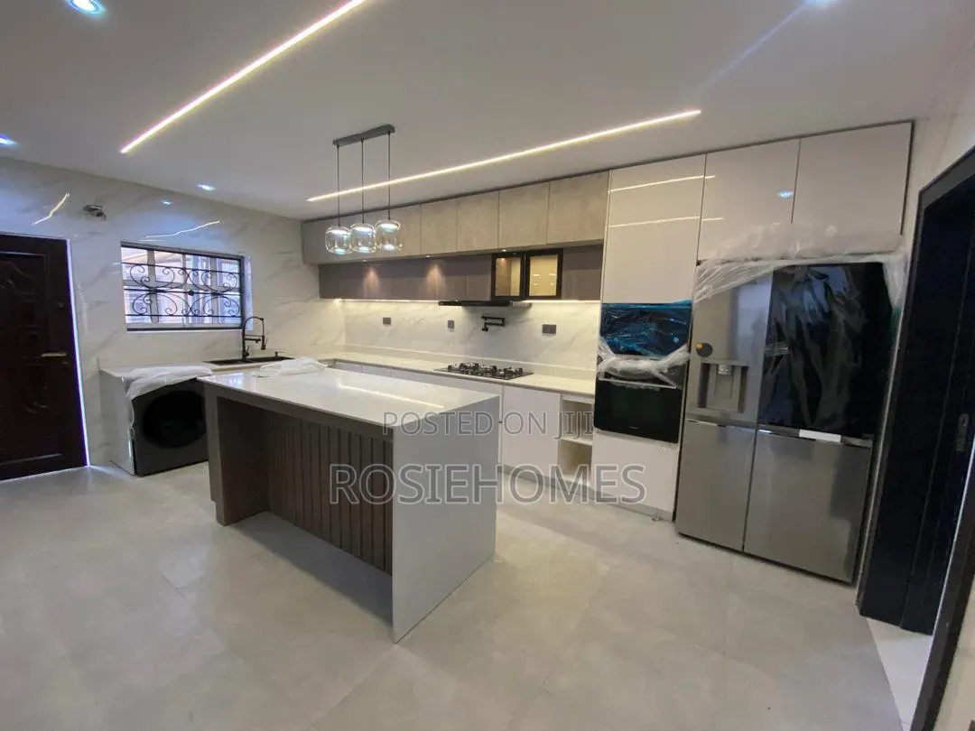 5bdrm Duplex in Chevron for sale