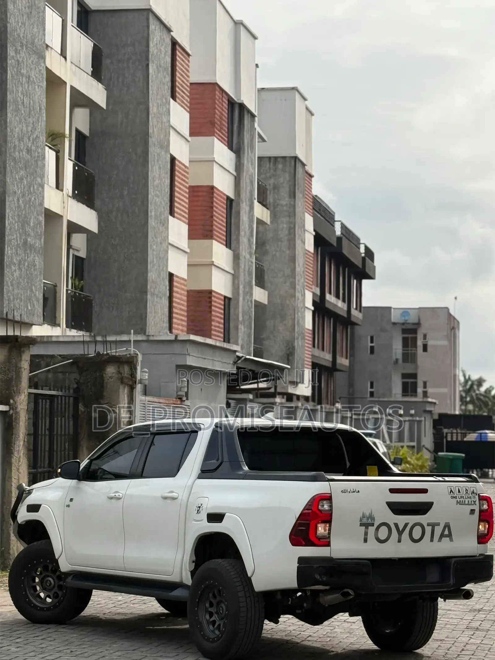 Toyota Hilux 2023 White