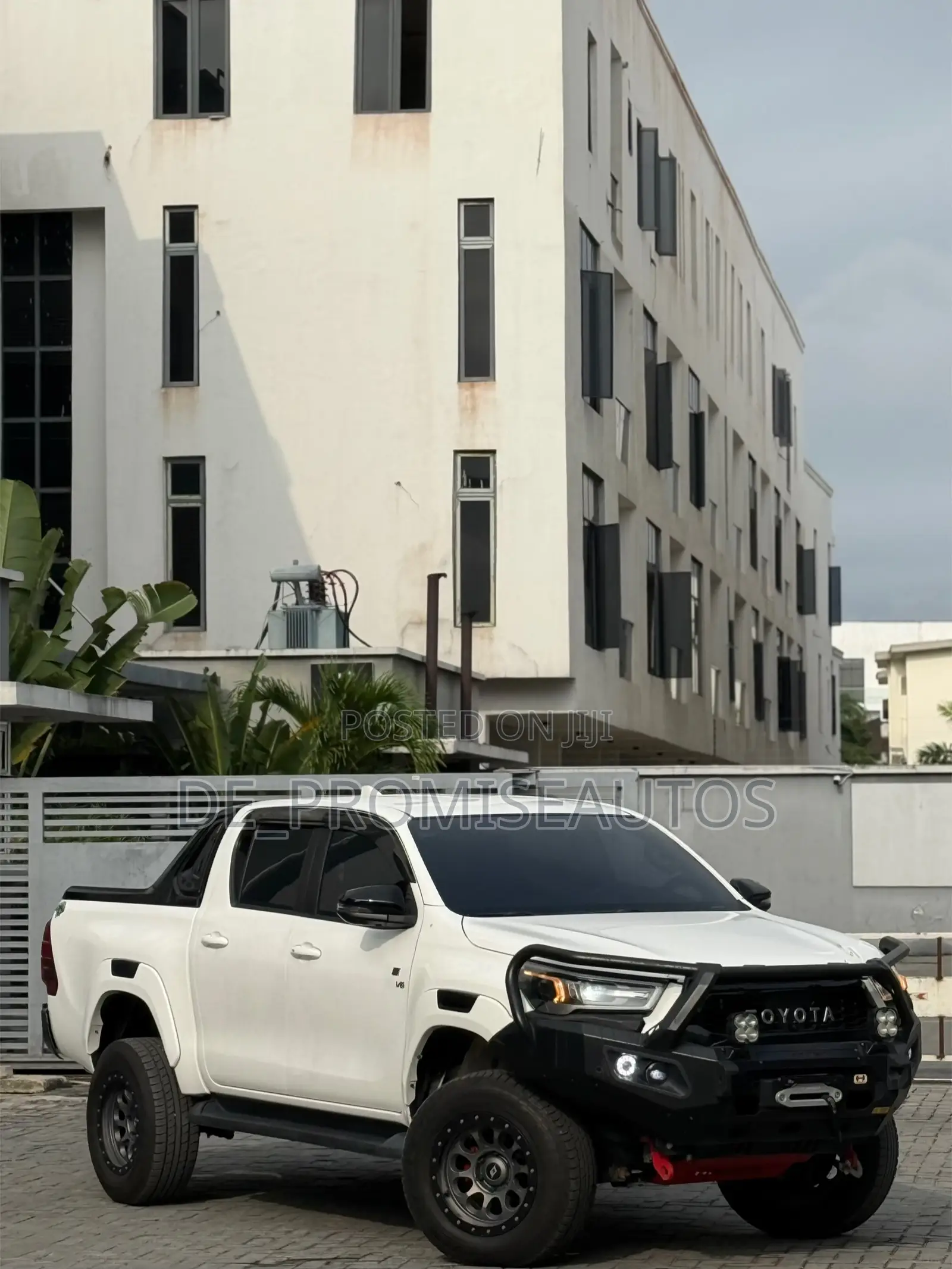 Toyota Hilux 2023 White