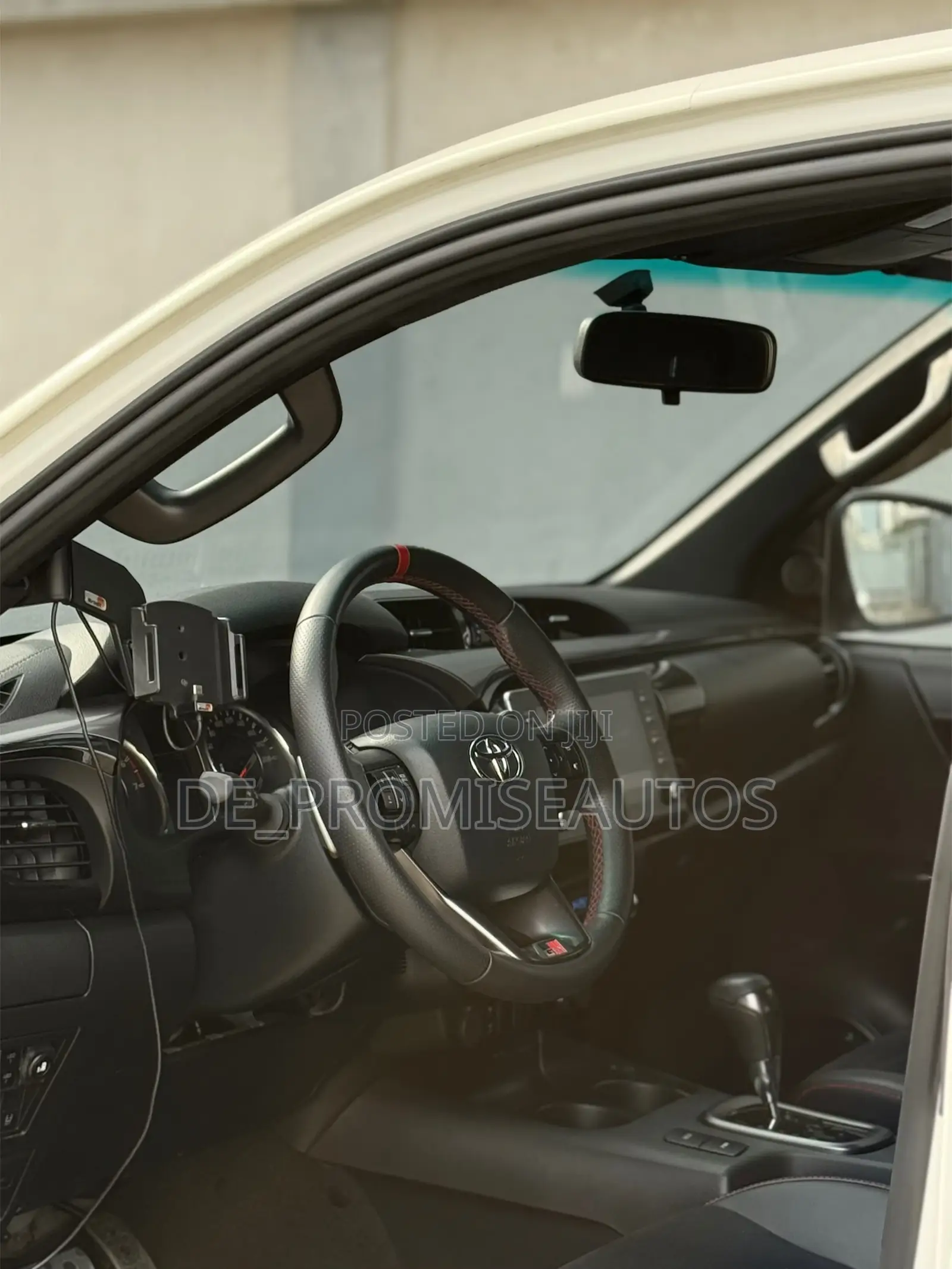 Toyota Hilux 2023 White