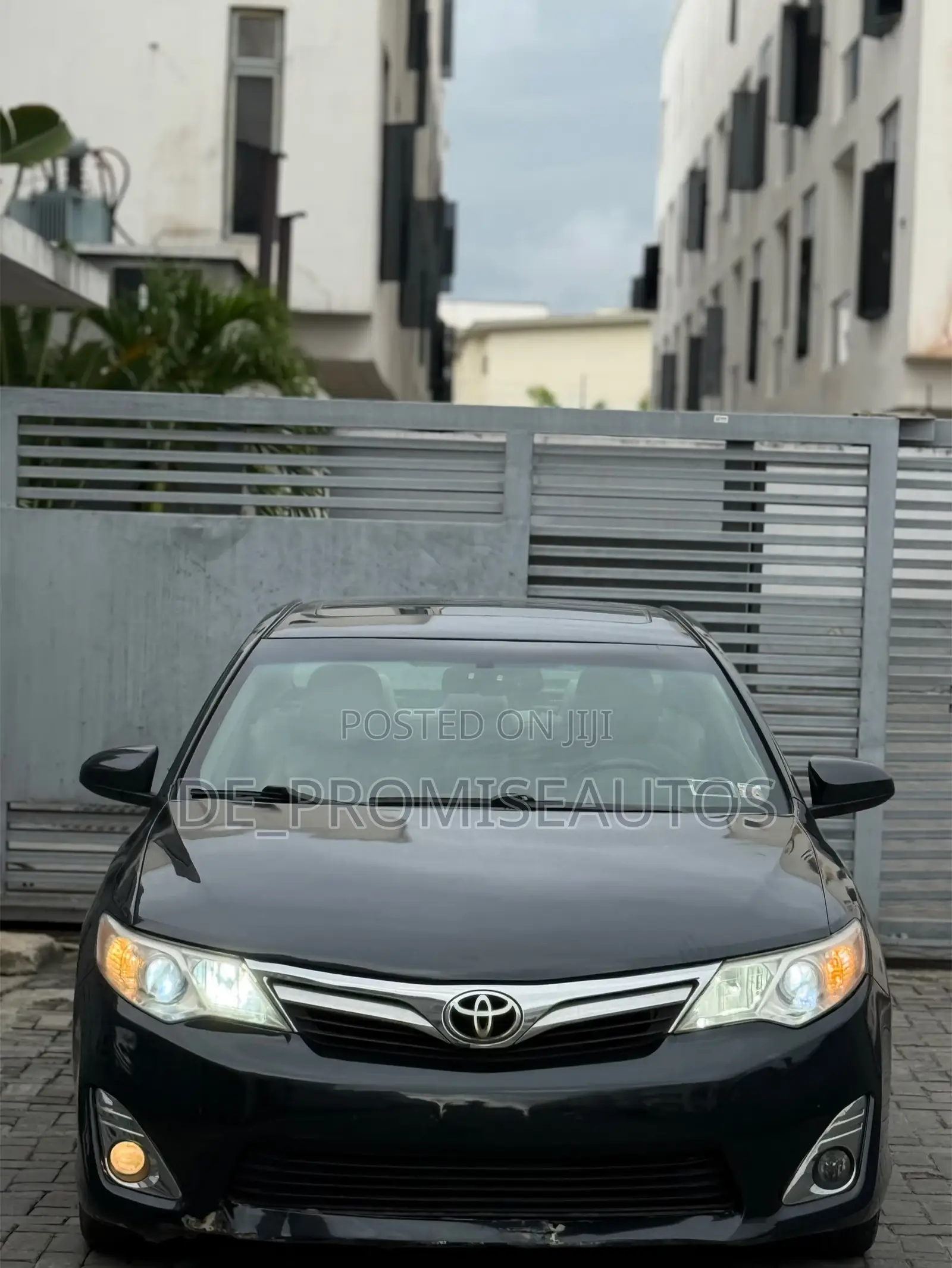 Toyota Camry XLE V6 4dr Sedan (3.5L 6cyl 6A) 2012 Gray