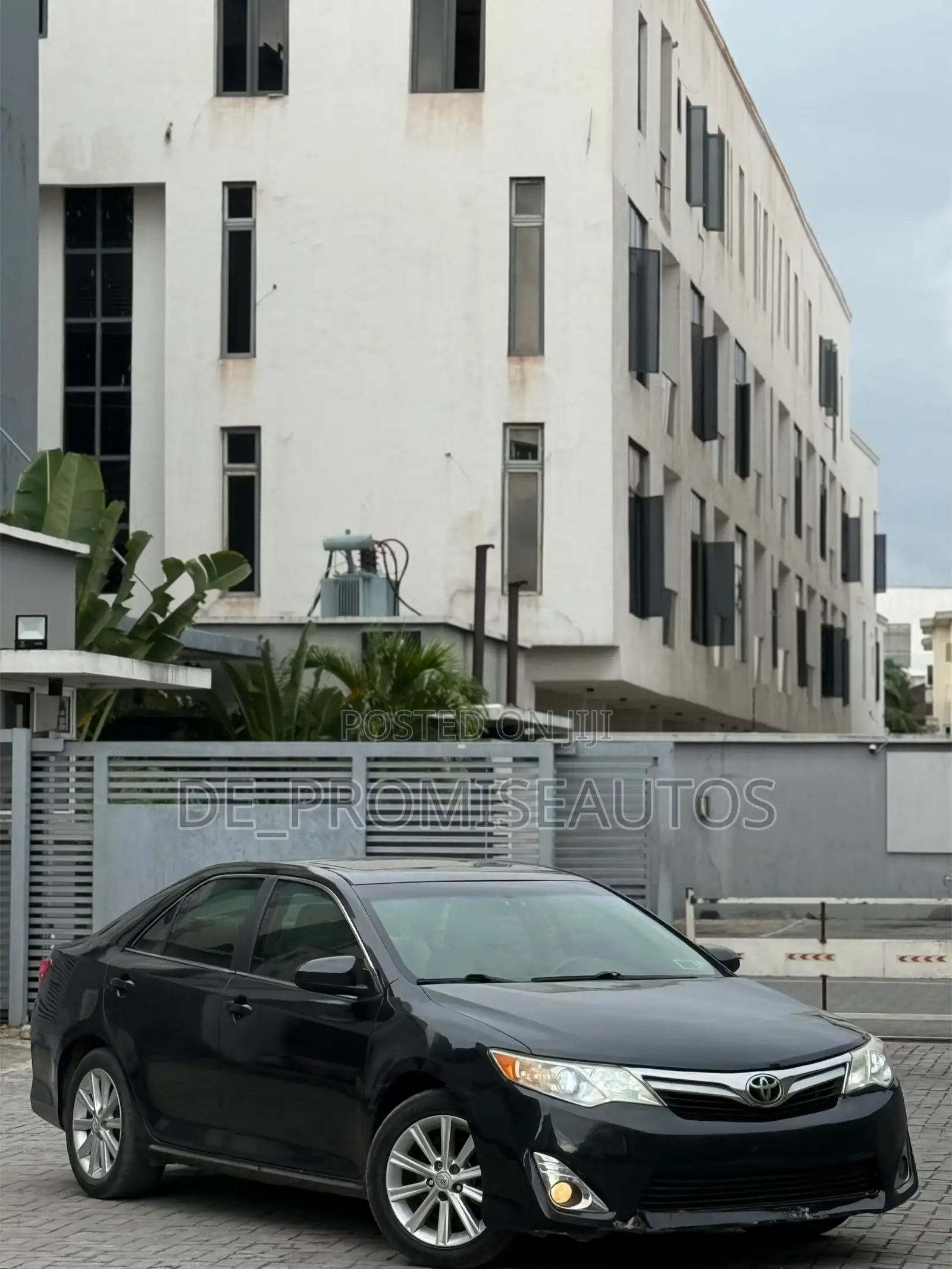 Toyota Camry XLE V6 4dr Sedan (3.5L 6cyl 6A) 2012 Gray