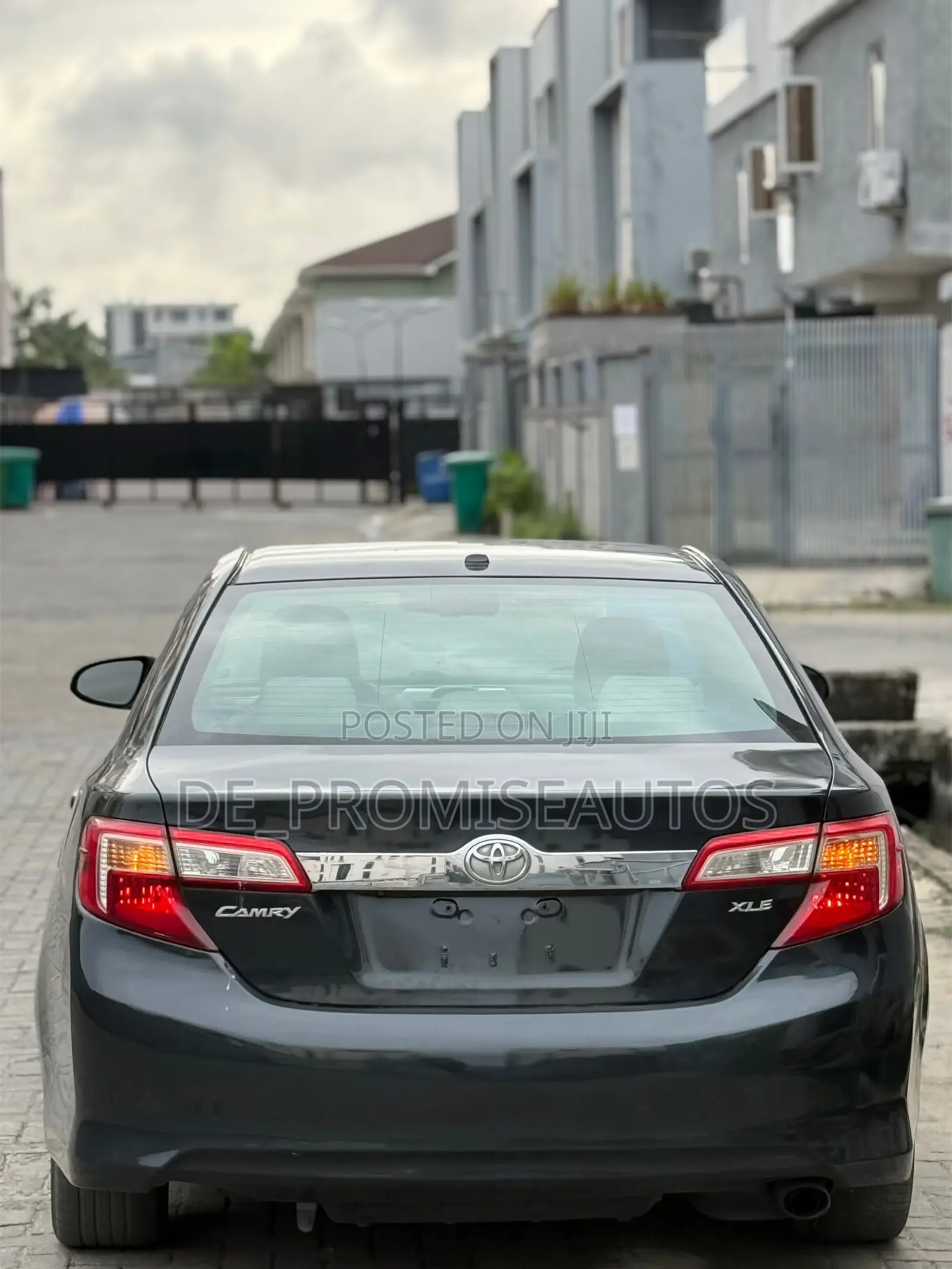 Toyota Camry XLE V6 4dr Sedan (3.5L 6cyl 6A) 2012 Gray