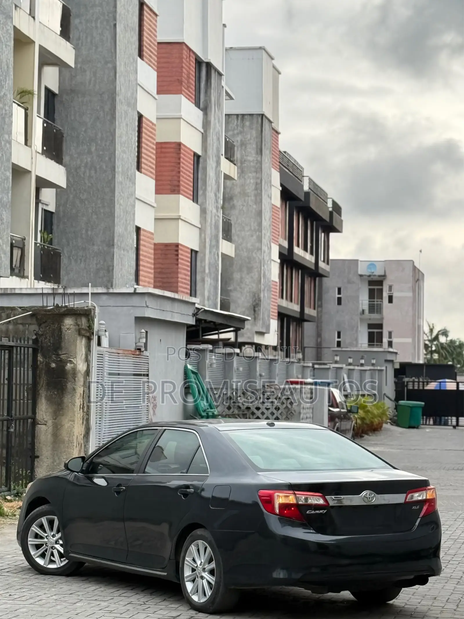 Toyota Camry XLE V6 4dr Sedan (3.5L 6cyl 6A) 2012 Gray
