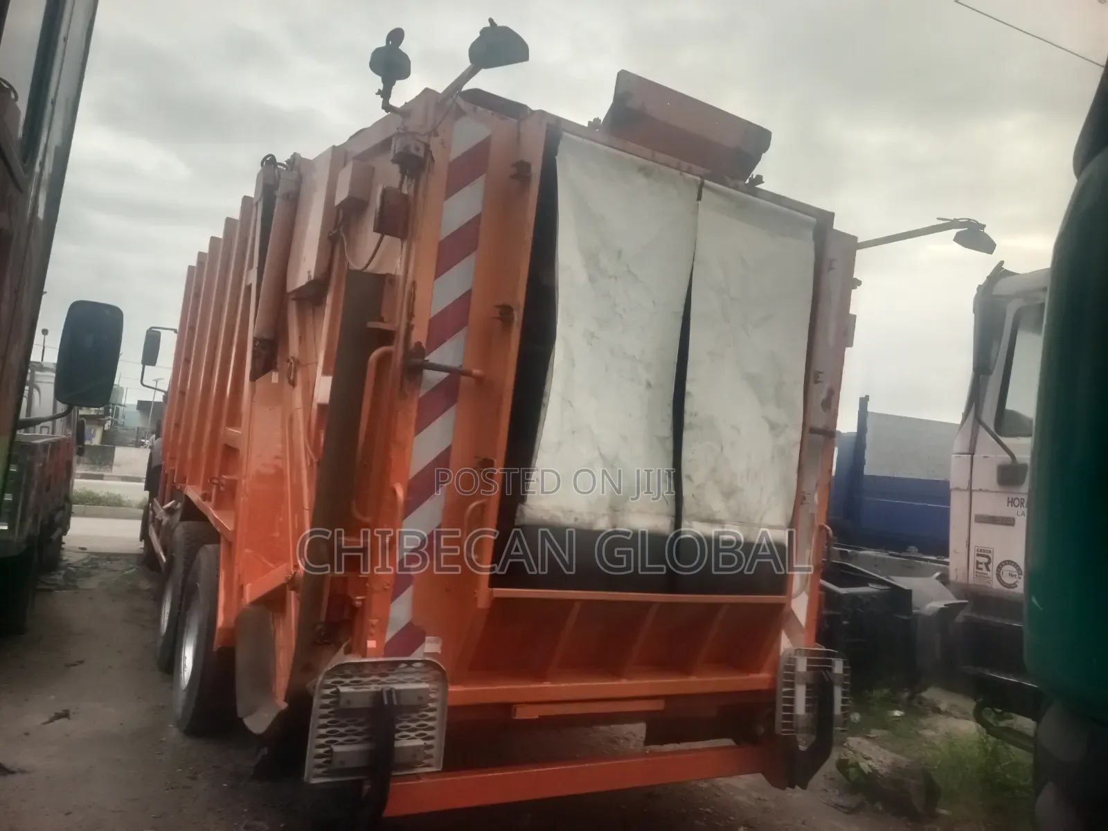 Mercedes Benz 2527 Refuse Compactor Truck 10 Tyres (Foreign Used)