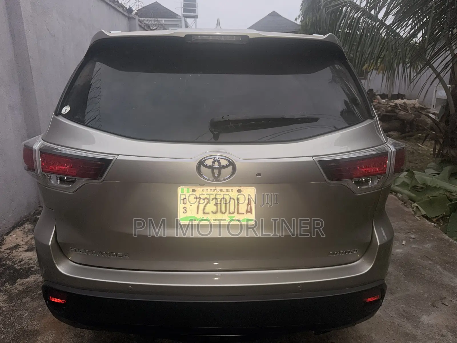 Toyota Highlander Limited Platinum V6 4x2 (3.5L 6cyl 6A) 2016 Gold
