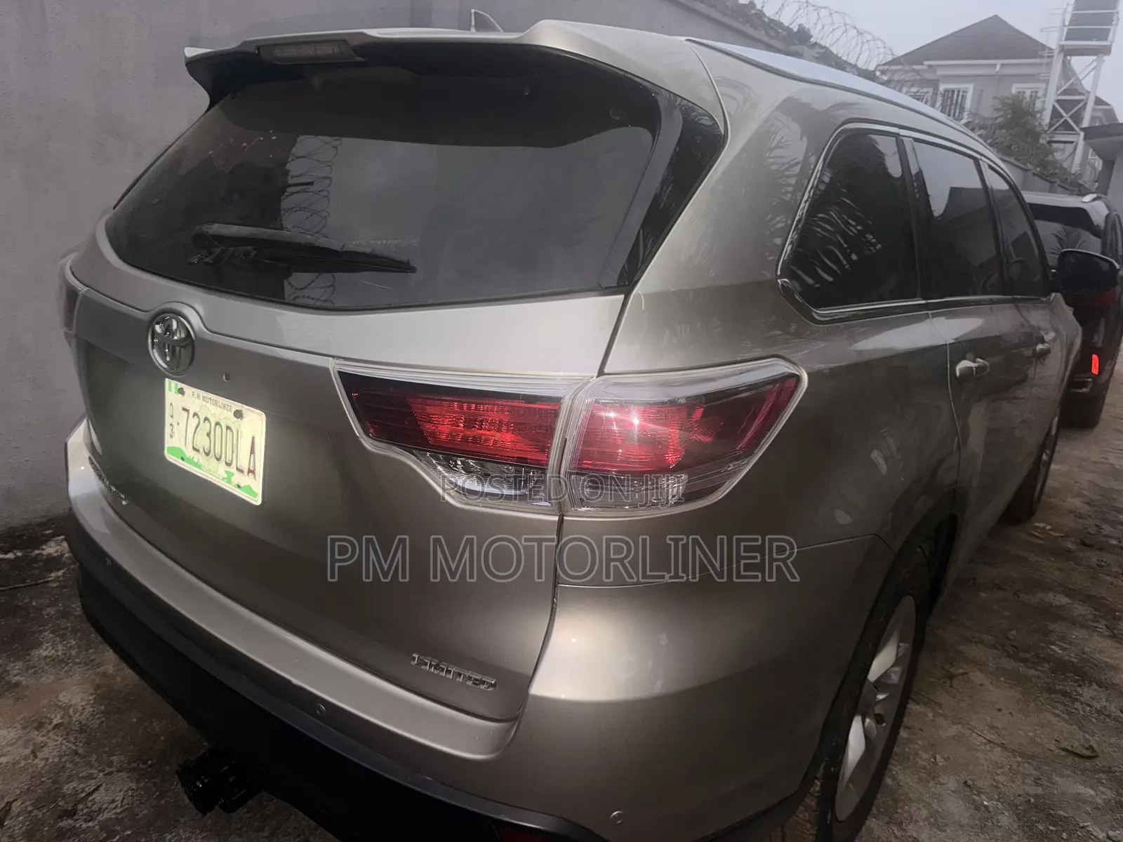 Toyota Highlander Limited Platinum V6 4x2 (3.5L 6cyl 6A) 2016 Gold