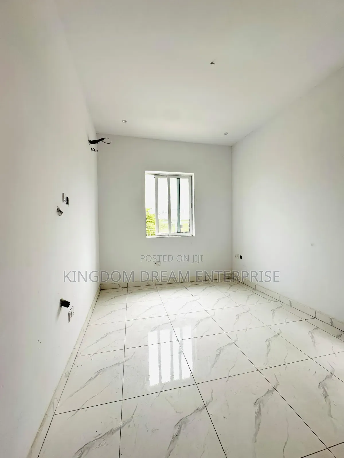 3bdrm Apartment in Lekki Phase 1 Right for sale