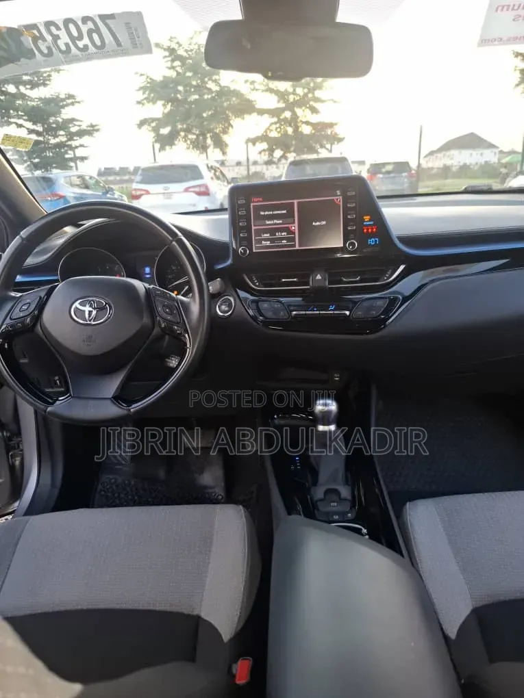 Toyota C-HR XLE Prermium FWD (2.0L 4cyl 2AM) 2018 Silver