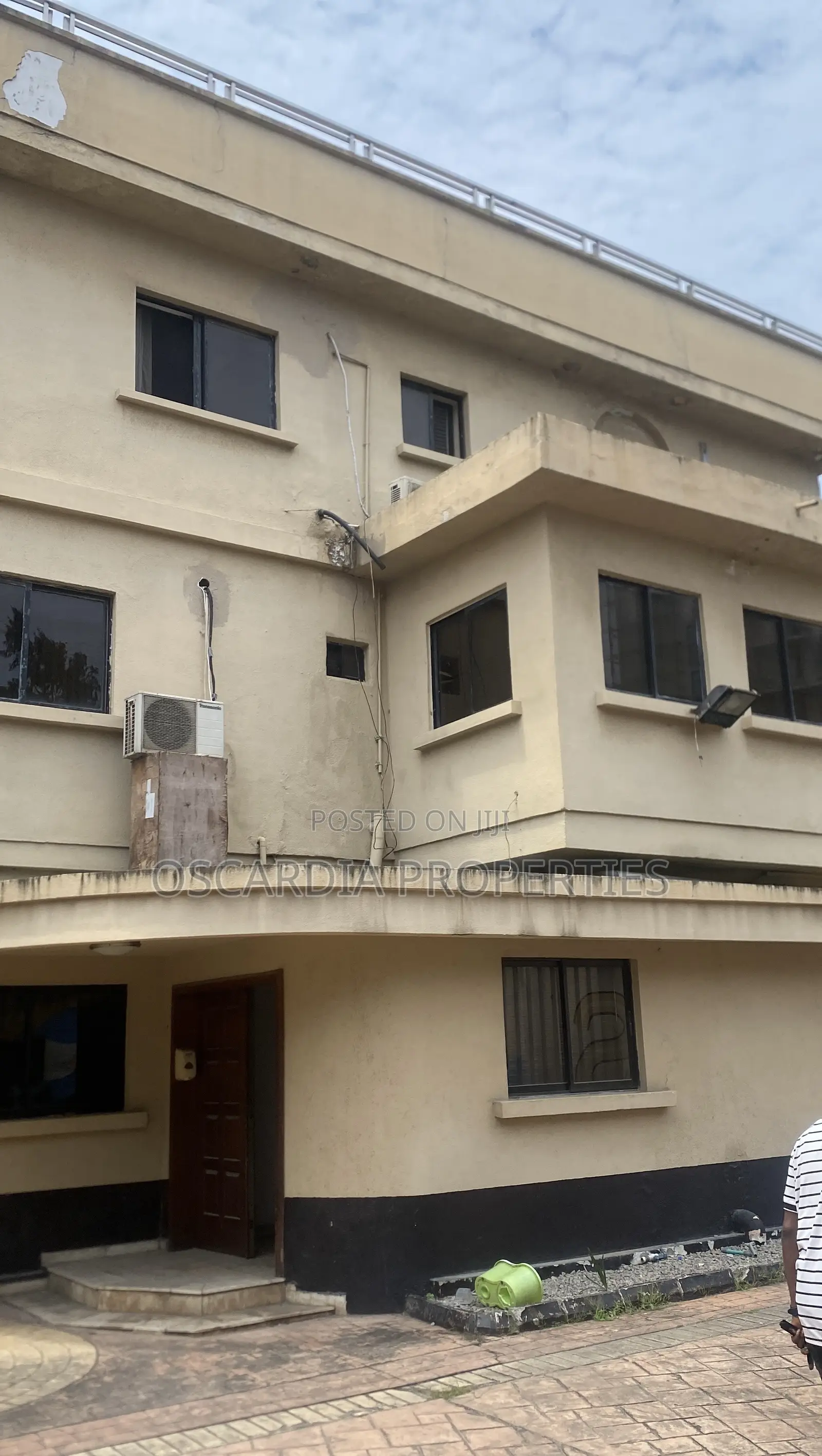 21 Room Old Hotel in VICTORIA ISLAND for Sale