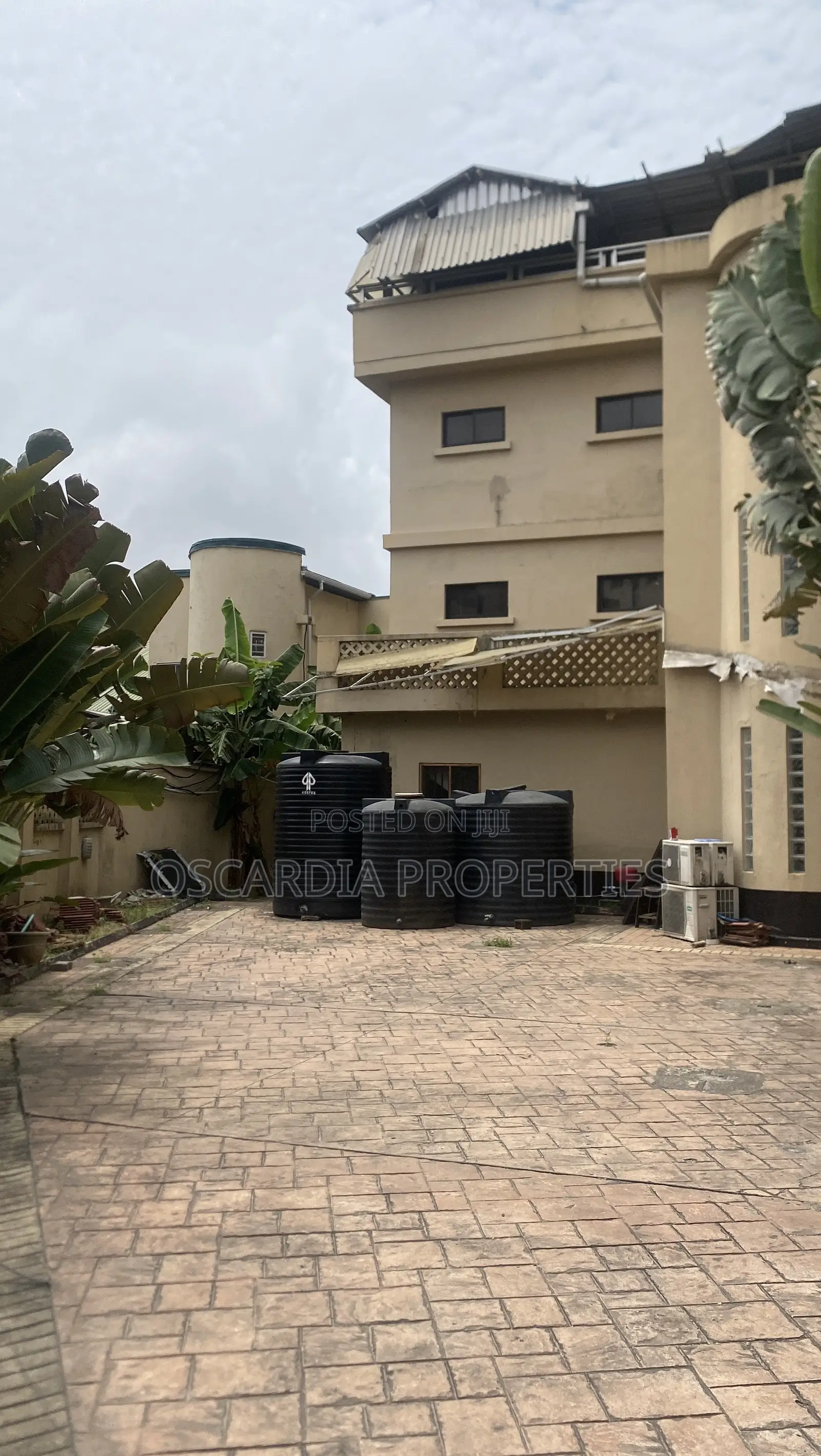 21 Room Old Hotel in VICTORIA ISLAND for Sale