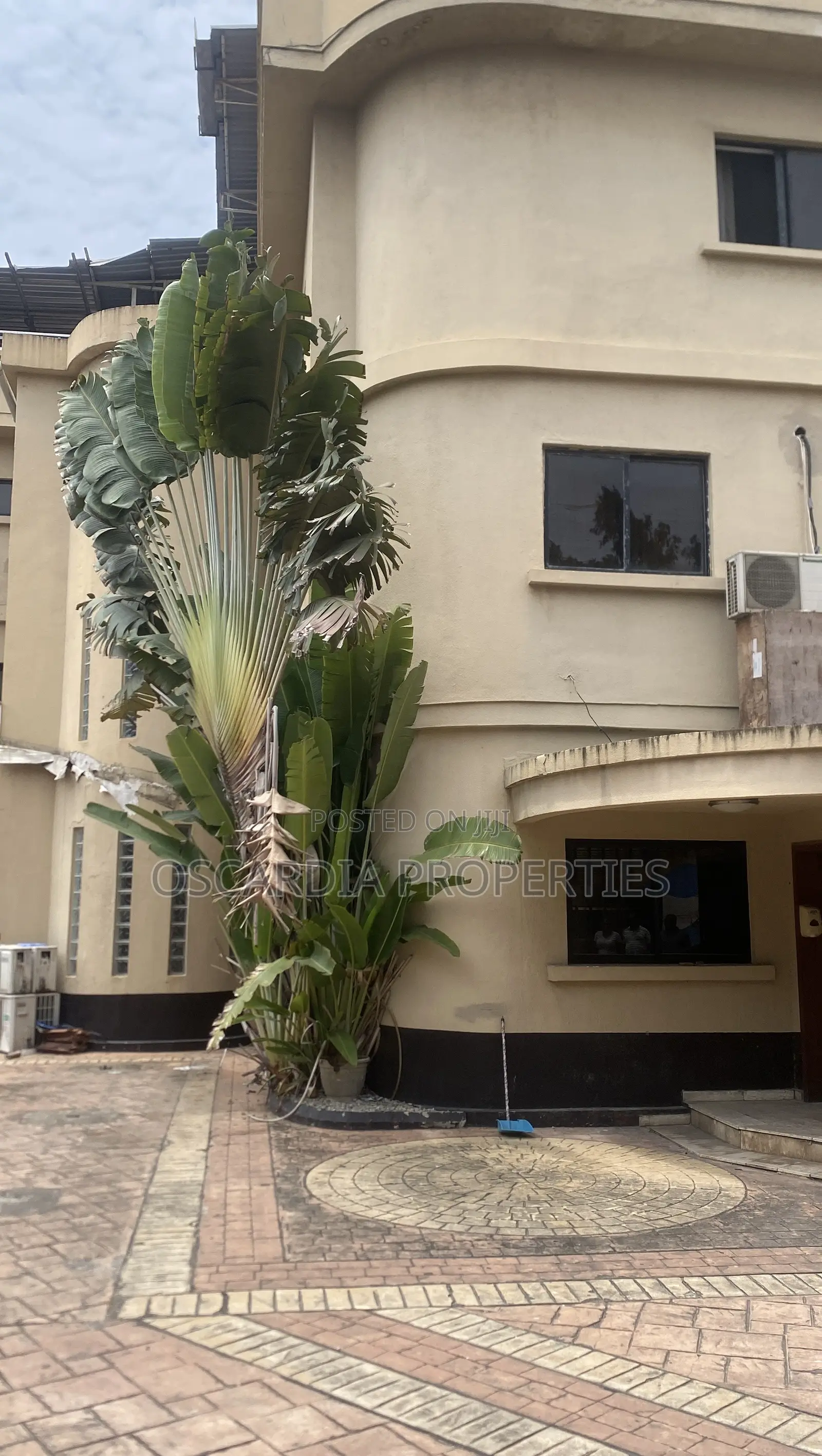 21 Room Old Hotel in VICTORIA ISLAND for Sale