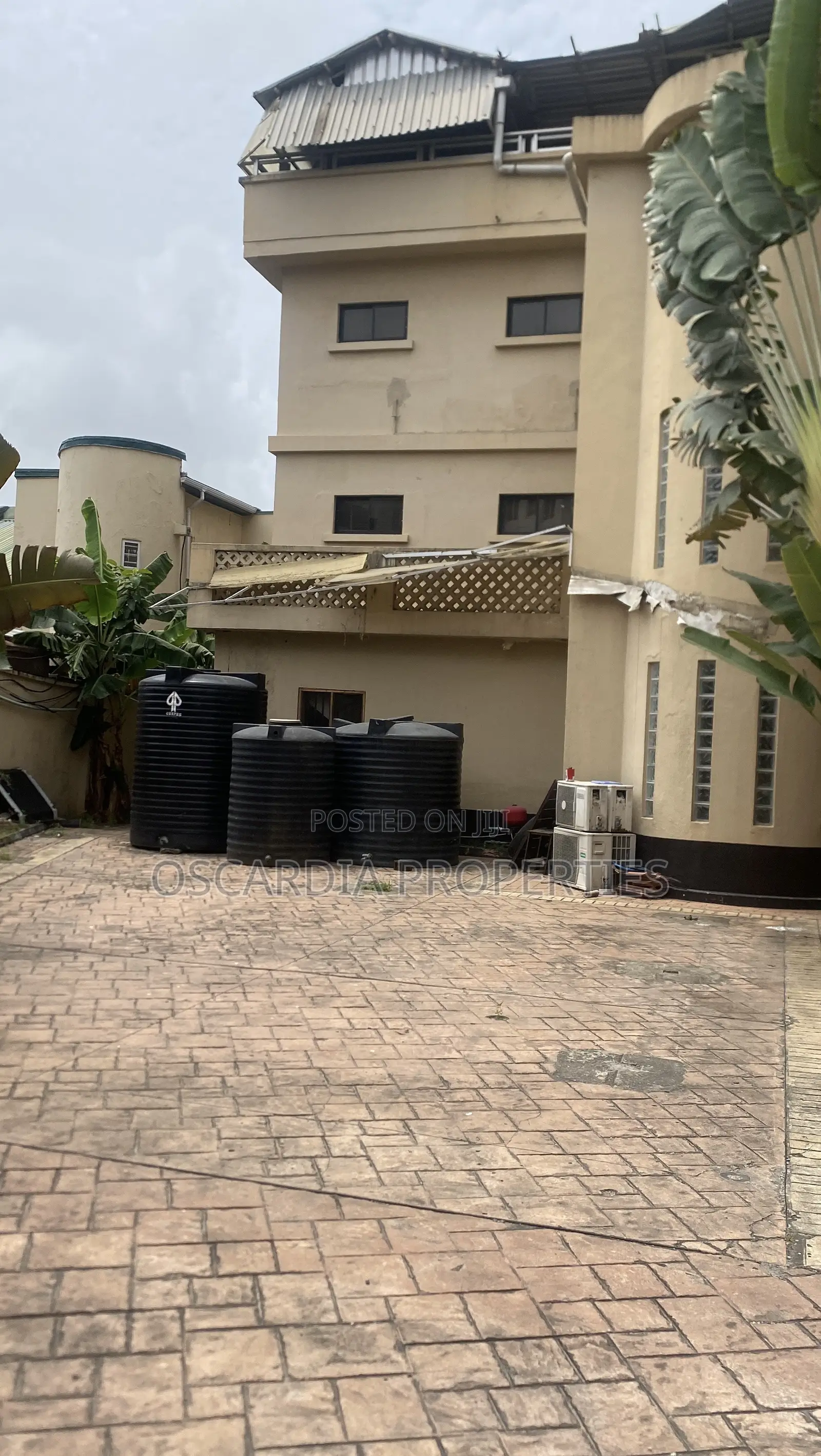 21 Room Old Hotel in VICTORIA ISLAND for Sale