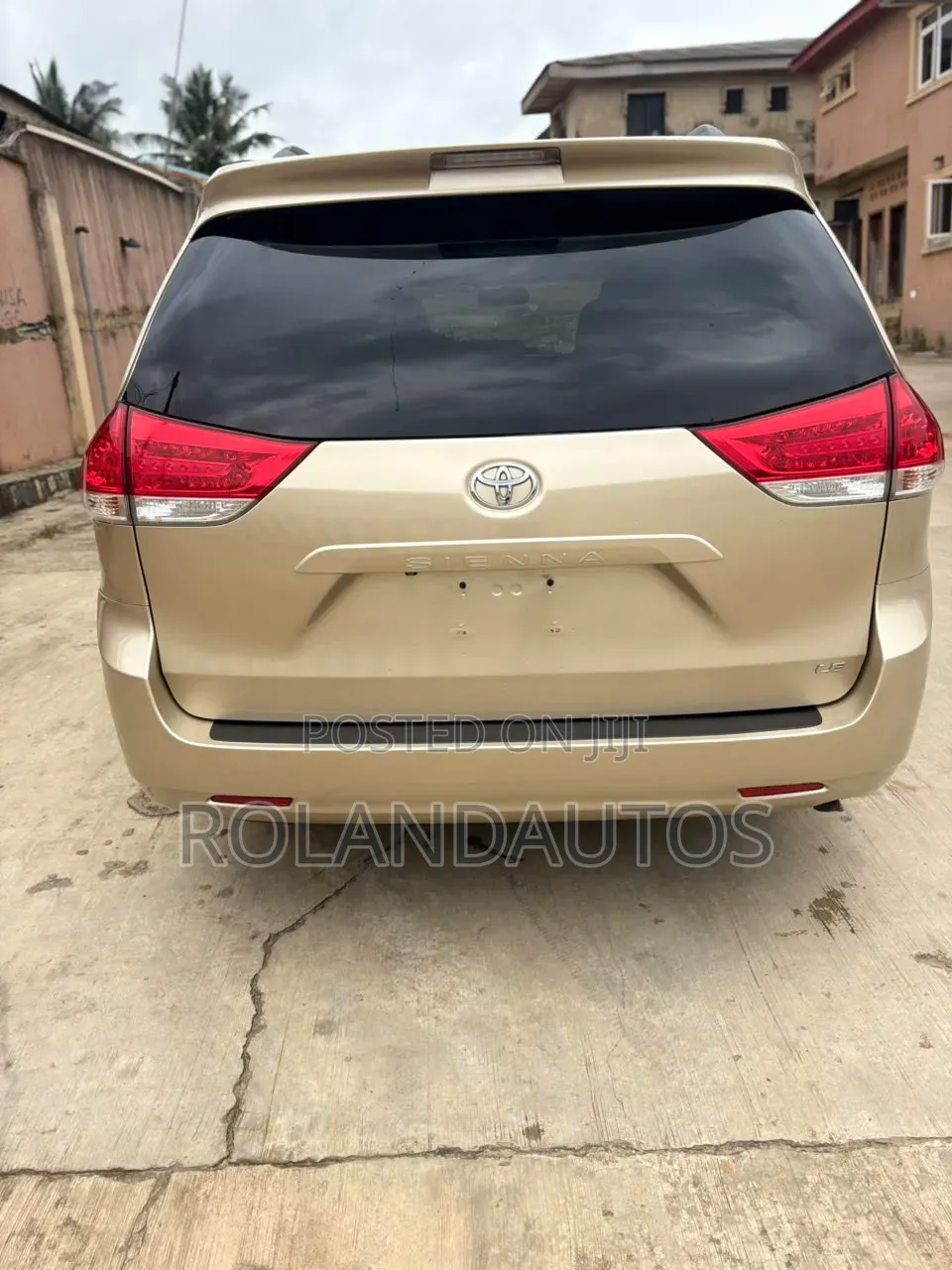 Toyota Sienna 2011 Gold
