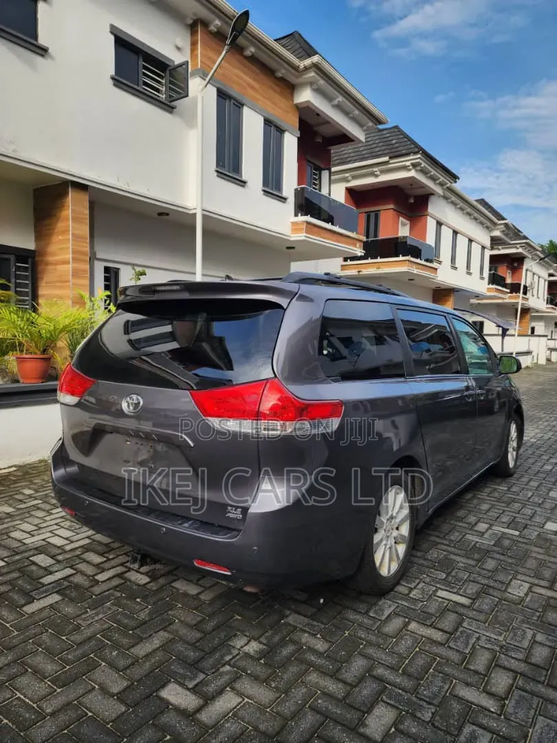 Toyota Sienna 2012 Gray
