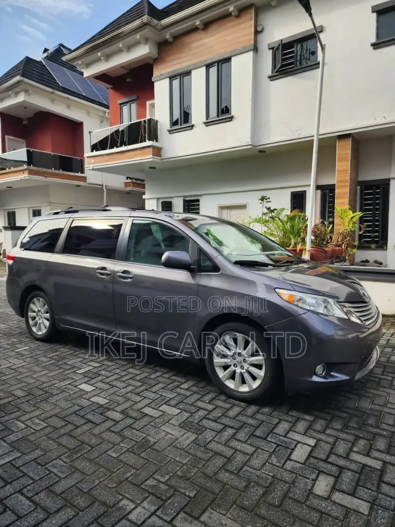 Toyota Sienna 2012 Gray