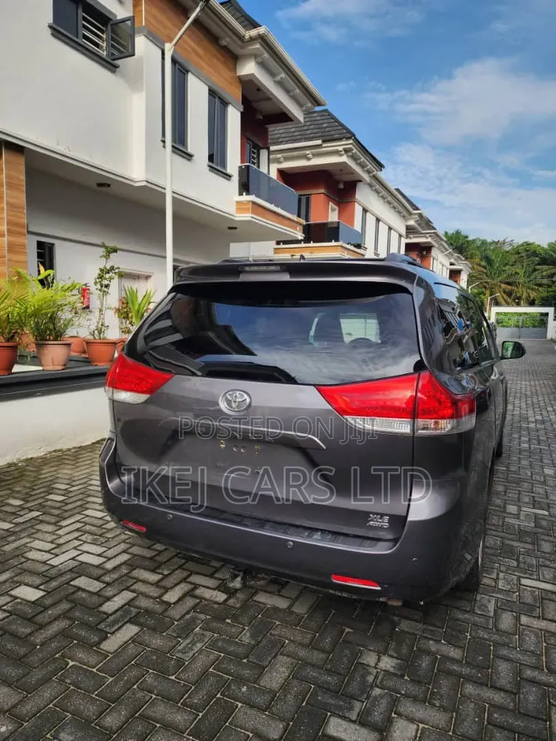 Toyota Sienna 2012 Gray