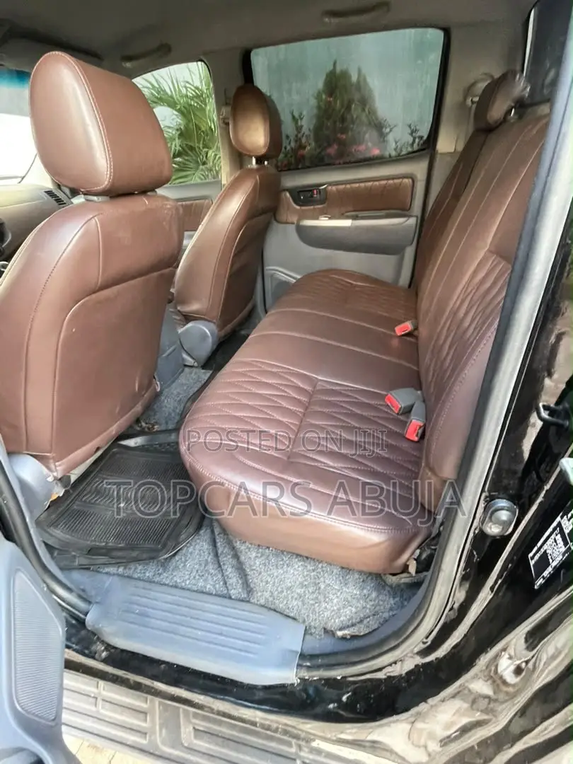Toyota Hilux 2010 Black