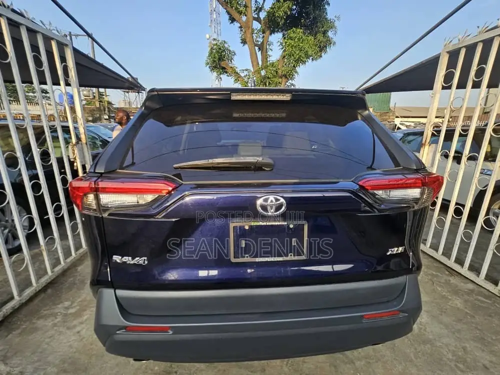Toyota RAV4 2020 Blue