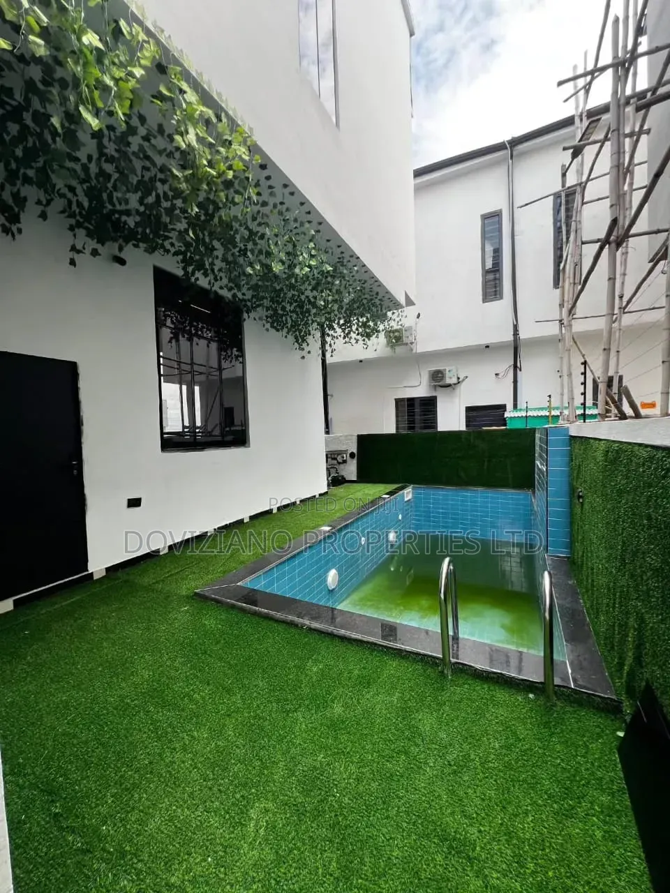 5bdrm Duplex in Off Lekki-Epe Expressway for sale