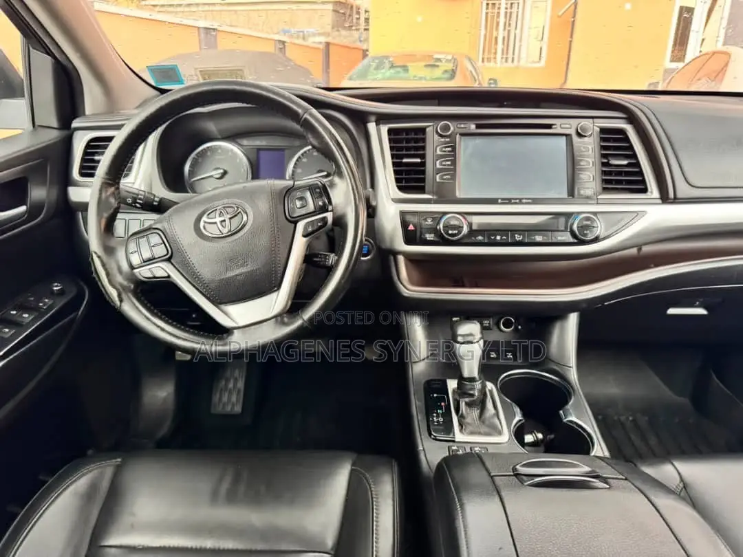 Toyota Highlander XLE 4x4 V6 (3.5L 6cyl 8A) 2018 Black