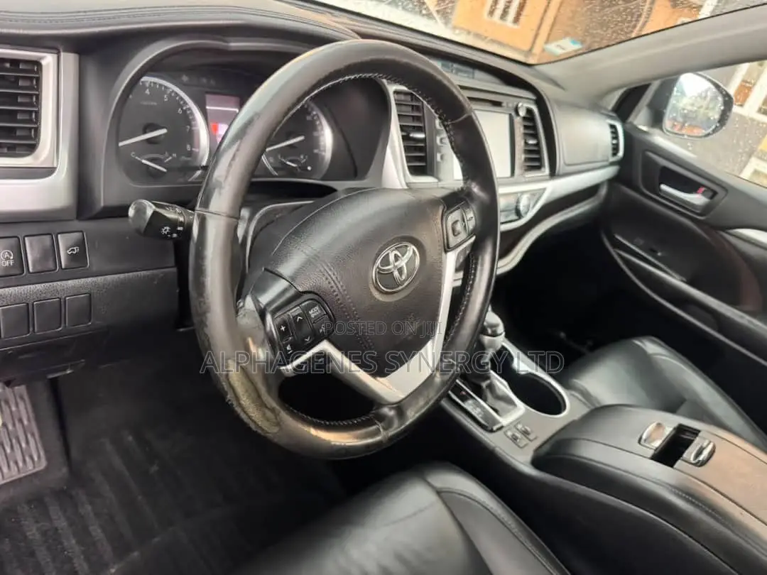 Toyota Highlander XLE 4x4 V6 (3.5L 6cyl 8A) 2018 Black
