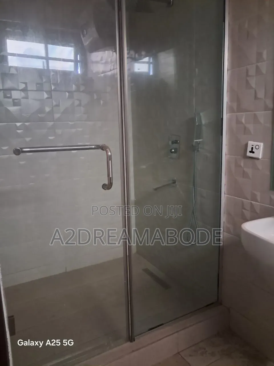 3bdrm Apartment in Ikeja Gra for rent