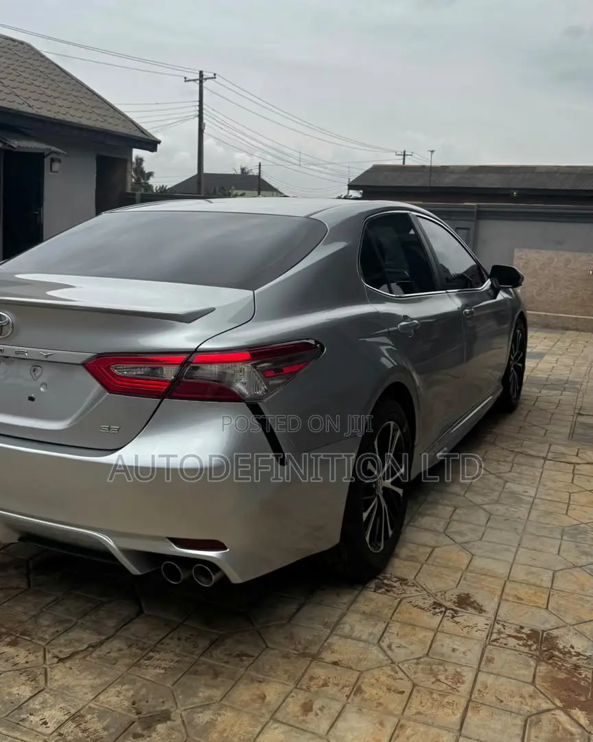 Toyota Camry SE FWD (2.5L 4cyl 8AM) 2018 Silver