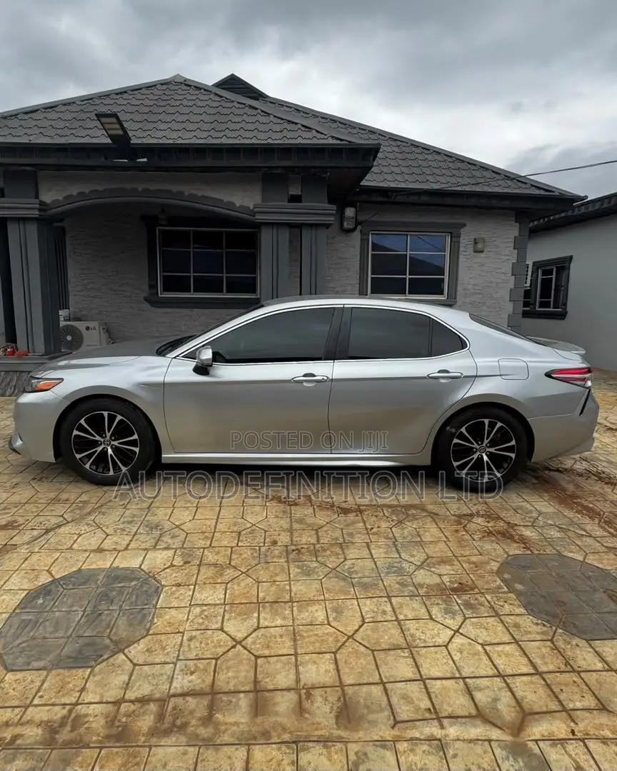 Toyota Camry SE FWD (2.5L 4cyl 8AM) 2018 Silver