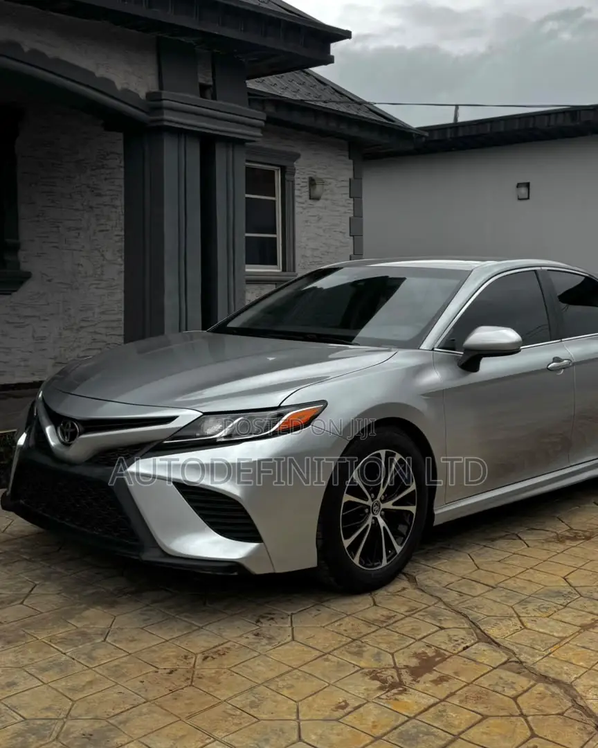 Toyota Camry SE FWD (2.5L 4cyl 8AM) 2018 Silver