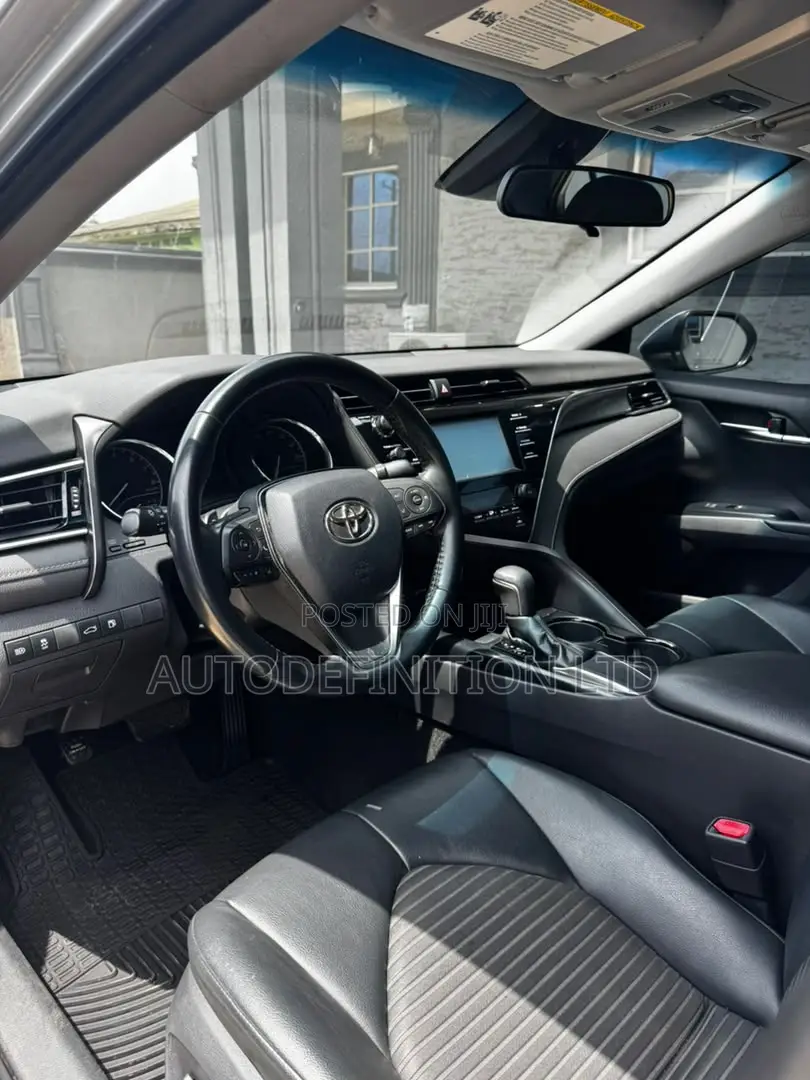 Toyota Camry SE FWD (2.5L 4cyl 8AM) 2018 Silver